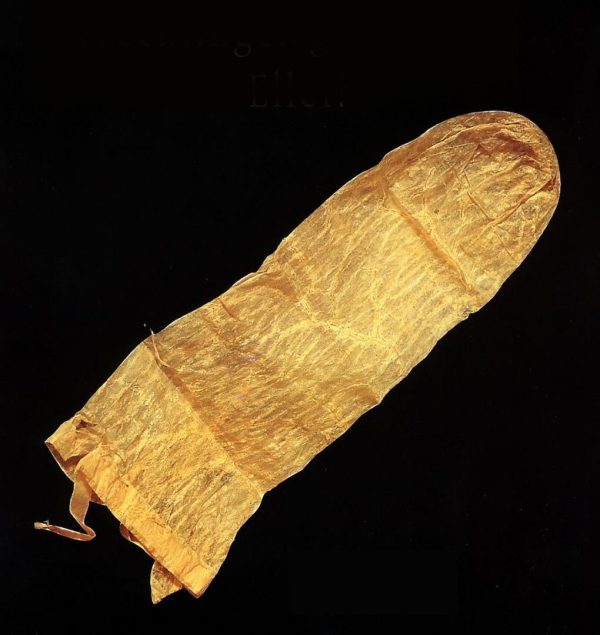 Chiếc bao cao su lâu đời nhất thế giới được làm từ ruột lơn.