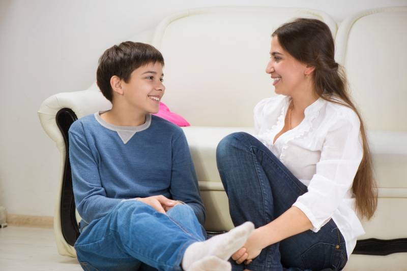 Cha mẹ nên trò chuyện với con những vấn đề gì ở tuổi vị thành niên?